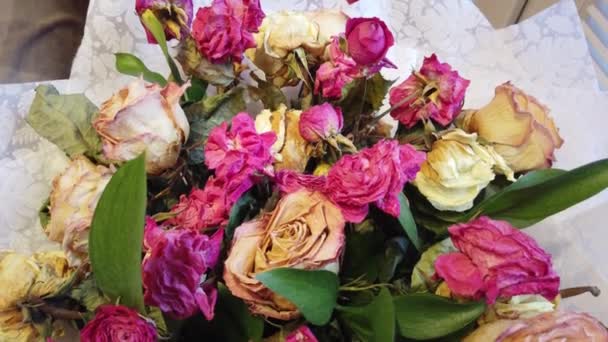 Zvadlých svěšené kytice květin ve váze doma — Stock video