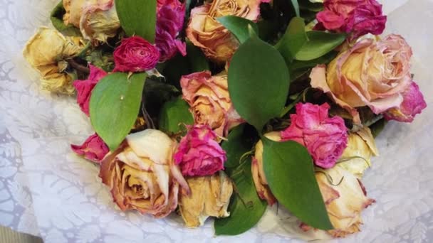 在家里的花瓶里, 威利的下垂的花束 — 图库视频影像