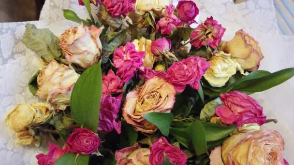 Bouquet cadente appassito di fiori in un vaso a casa — Video Stock