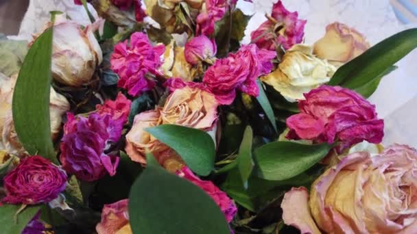 Ramillete de flores marchitas en un jarrón en casa — Vídeos de Stock