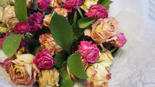 Lankadt csokor virágot egy vázában otthon fonnyadt — Stock videók