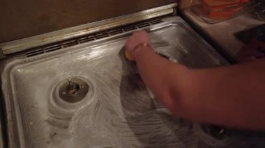 Bir gaz Temizleme el mutfak Ocak. ev ve mutfak hizmet anlayışı Temizleme.