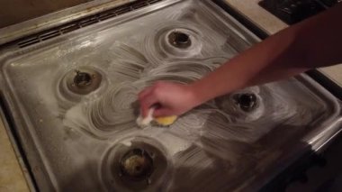 Bir gaz Temizleme el mutfak Ocak. ev ve mutfak hizmet anlayışı Temizleme.