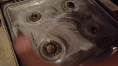 Bir gaz Temizleme el mutfak Ocak. ev ve mutfak hizmet anlayışı Temizleme.