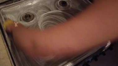 Bir gaz Temizleme el mutfak Ocak. ev ve mutfak hizmet anlayışı Temizleme.