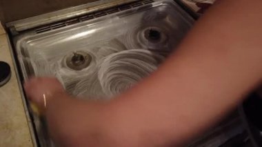 Bir gaz Temizleme el mutfak Ocak. ev ve mutfak hizmet anlayışı Temizleme.