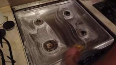 Bir gaz Temizleme el mutfak Ocak. ev ve mutfak hizmet anlayışı Temizleme.