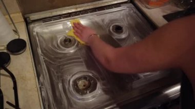 Bir gaz Temizleme el mutfak Ocak. ev ve mutfak hizmet anlayışı Temizleme.