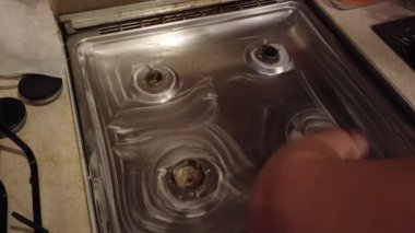 Bir gaz Temizleme el mutfak Ocak. ev ve mutfak hizmet anlayışı Temizleme.
