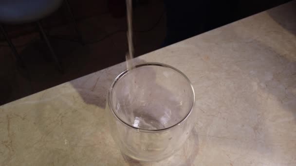 Gros plan arrière-plan de verser de la bière avec des bulles et de la mousse en verre, vue latérale à faible angle, ralenti 