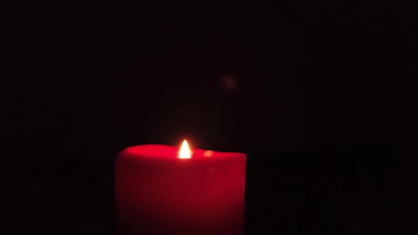Горящая Красная Свеча Мерцающим Пламенем Темном Фоне — стоковое видео