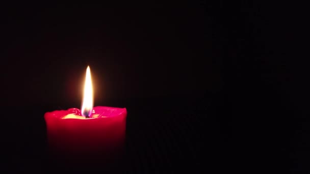Brennende Rote Kerze Mit Flackernder Flamme Auf Dunklem Hintergrund — Stockvideo