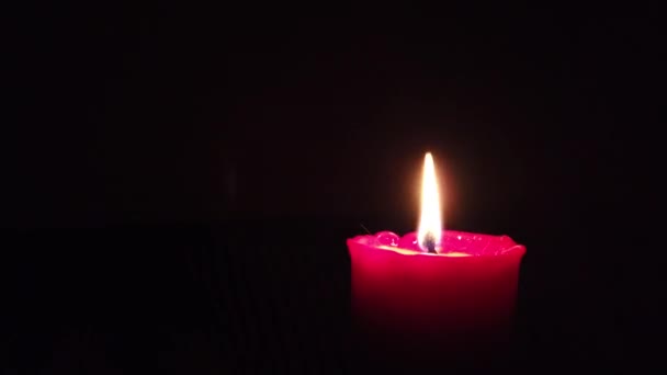 Brennende Rote Kerze Mit Flackernder Flamme Auf Dunklem Hintergrund — Stockvideo