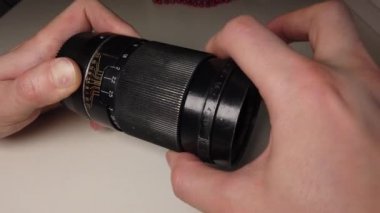 Odak halkası eski dönen tozlu ve kirli metalik fotoğraf lens.