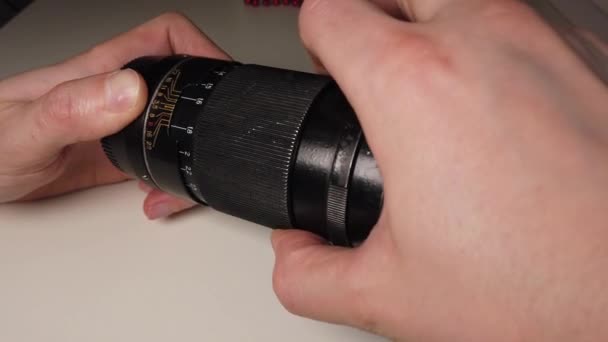 Draaien Van Focusring Van Oude Stoffige Vuile Metalen Foto Lens — Stockvideo