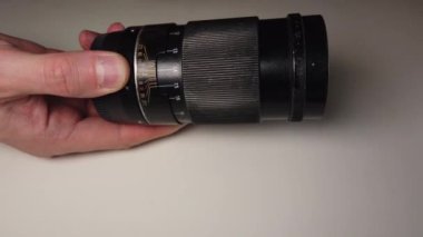 Odak halkası eski dönen tozlu ve kirli metalik fotoğraf lens.