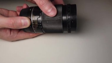 Odak halkası eski dönen tozlu ve kirli metalik fotoğraf lens.