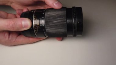 Odak halkası eski dönen tozlu ve kirli metalik fotoğraf lens.