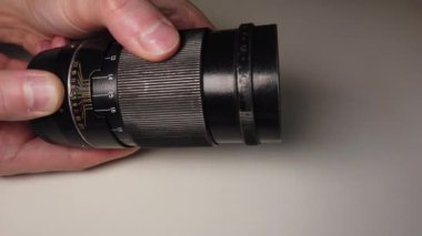 Odak halkası eski dönen tozlu ve kirli metalik fotoğraf lens.