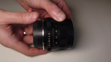 Odak halkası eski dönen tozlu ve kirli metalik fotoğraf lens.