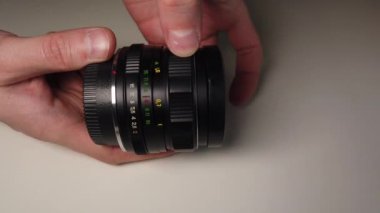 Odak halkası eski dönen tozlu ve kirli metalik fotoğraf lens.