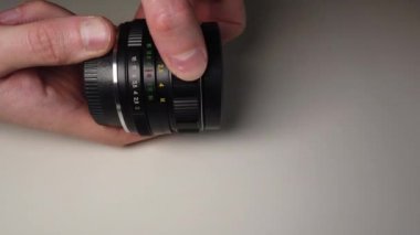 Odak halkası eski dönen tozlu ve kirli metalik fotoğraf lens.