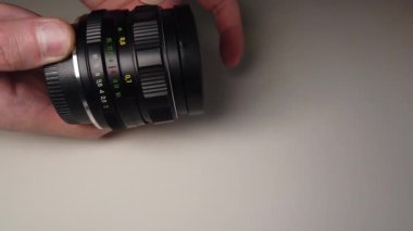 Odak halkası eski dönen tozlu ve kirli metalik fotoğraf lens.