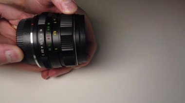 Odak halkası eski dönen tozlu ve kirli metalik fotoğraf lens.