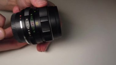 Odak halkası eski dönen tozlu ve kirli metalik fotoğraf lens.
