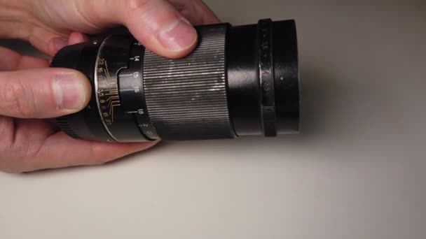 Вращающееся Кольцо Фокусировки Старых Пыльных Грязных Металлических Фотообъективов — стоковое видео