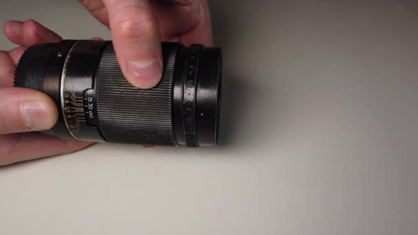 Draaien Van Focusring Van Oude Stoffige Vuile Metalen Foto Lens — Stockvideo