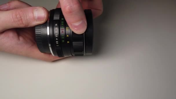 Вращающееся Кольцо Фокусировки Старых Пыльных Грязных Металлических Фотообъективов — стоковое видео