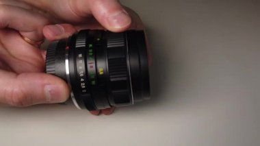 Odak halkası eski dönen tozlu ve kirli metalik fotoğraf lens.