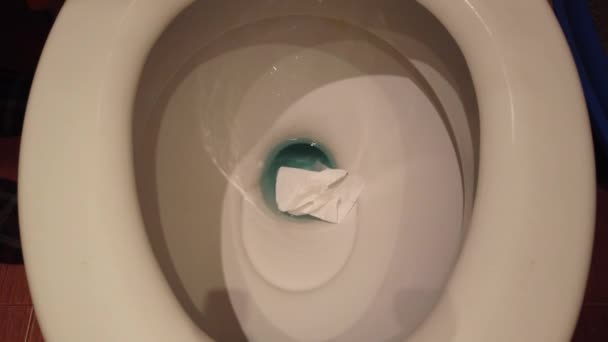 水从一个干净的白色厕所清空 有完整的冲洗顺序 — 图库视频影像