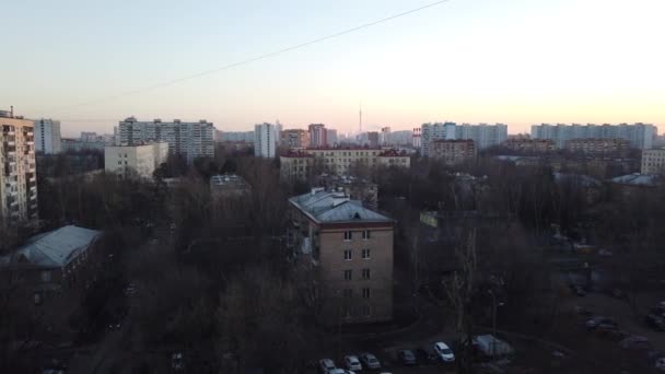 モスクワの地区の一つ春の夜の夕日 — ストック動画