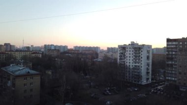 Moskova, ilçelerinden biri olan bahar akşamları gün batımı