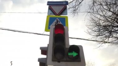 Trafik ışıkları kırmızı, sarı, yeşil, yeşil ok. İmza yolu, yaya geçidi. Trafik ışığını değiştirme. Büyük şehirde trafik