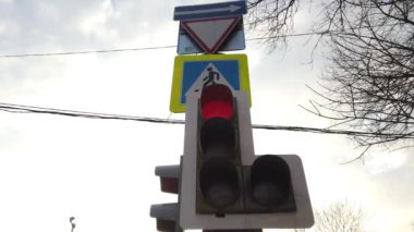 Trafik ışıkları kırmızı, sarı, yeşil, yeşil ok. İmza yolu, yaya geçidi. Trafik ışığını değiştirme. Büyük şehirde trafik