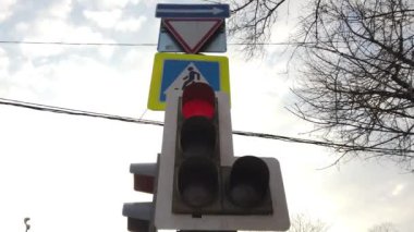 Trafik ışıkları kırmızı, sarı, yeşil, yeşil ok. İmza yolu, yaya geçidi. Trafik ışığını değiştirme. Büyük şehirde trafik