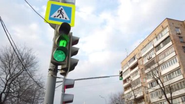 Trafik ışıkları kırmızı, sarı, yeşil, yeşil ok. İmza yolu, yaya geçidi. Trafik ışığını değiştirme. Büyük şehirde trafik