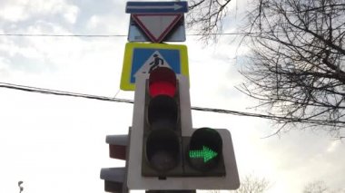 Trafik ışıkları kırmızı, sarı, yeşil, yeşil ok. İmza yolu, yaya geçidi. Trafik ışığını değiştirme. Büyük şehirde trafik