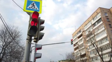 Trafik ışıkları kırmızı, sarı, yeşil, yeşil ok. İmza yolu, yaya geçidi. Trafik ışığını değiştirme. Büyük şehirde trafik