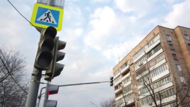 Trafik ışıkları kırmızı, sarı, yeşil, yeşil ok. İmza yolu, yaya geçidi. Trafik ışığını değiştirme. Büyük şehirde trafik