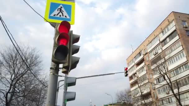 Светофоры Красный Желтый Зеленый Зеленый Стрелки Дорогу Знаку Пешеходный Переход — стоковое видео