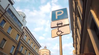 Şehirde trafik için sokak Işareti