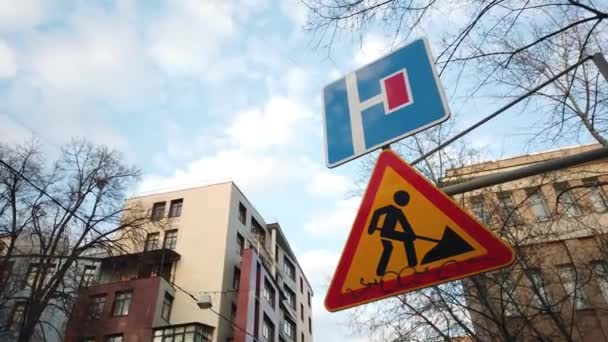 Straßenschild Für Den Verkehr Der Stadt — Stockvideo