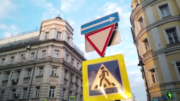 Straatnaambord Voor Verkeer Stad — Stockvideo