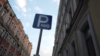 Şehirde trafik için sokak Işareti