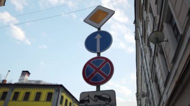 Şehirde trafik için sokak Işareti