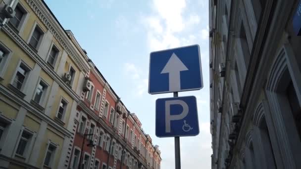 Straßenschild Für Den Verkehr Der Stadt — Stockvideo